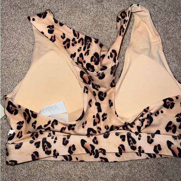 New Fabletics On-The-Go Midi Sports Bra II Desert Leopard size M - Picture 8 of 8